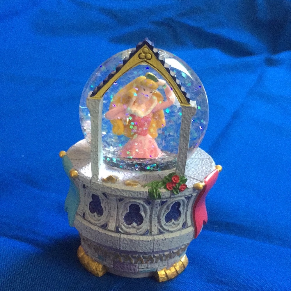 Precious Sleeping Beauty mini snow global